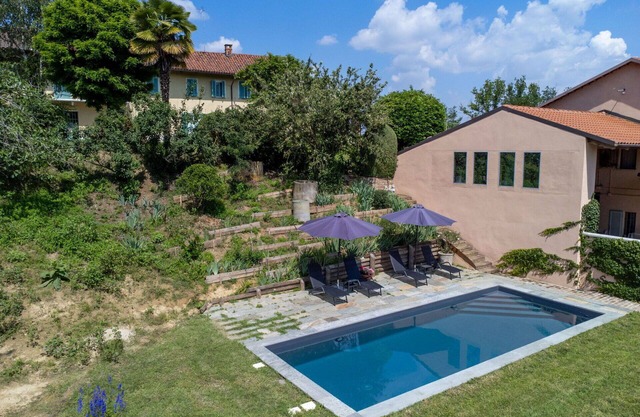 Beautiful apartment in villa for 3 guests with pool, terrace and pets allowed
