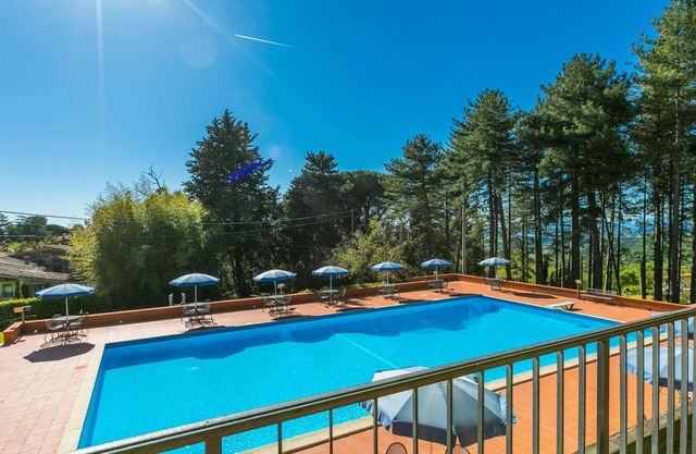Beautiful apartment in villa with pool, WIFI, TV, terrace, pets allowed, panoramic view and park.