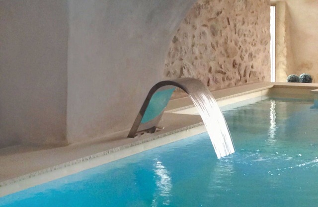 Beautiful apartment for 4 guests with WIFI, private pool, TV, patio and pets allowed