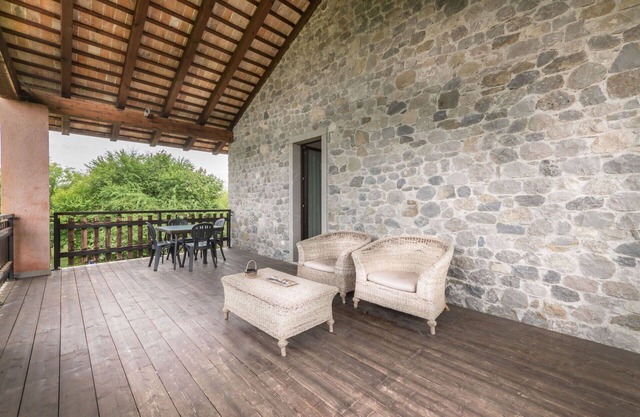 Beautiful apartment in villa for 4 people with pool, WIFI, A/C, TV, terrace and pets allowed