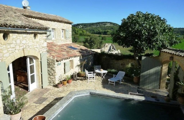 Beautiful authentic stone village house (19 ° s) in a hamlet 15 ’from Uzès