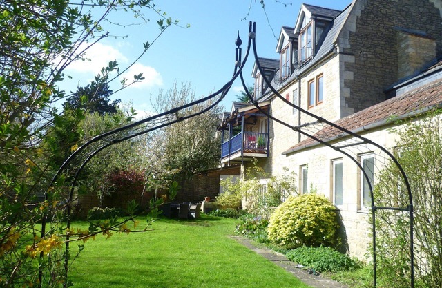 Beautiful Bath, Spring discount 4 nights for the price of 3.nPets welcome.