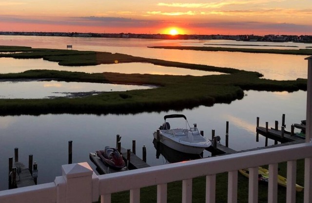 Beautiful Bayside Townhome in Fenwick Landing- long weekends avail- LINENS INCL