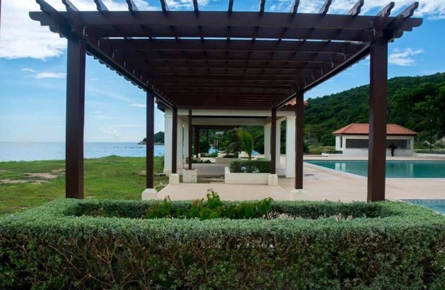 Beautiful Beachfront 3 Bedroom Villa in Jamaica