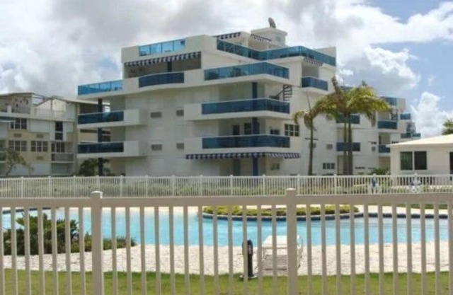 Beautiful beachside apartment w/terrace, balcony.