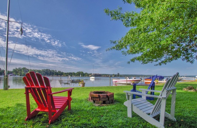 Beautiful Bonita is a charming, privately owned 2-bedroom lake front cottage