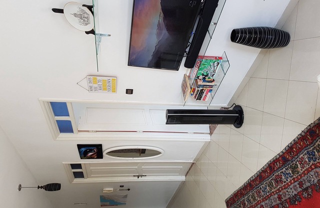 Beautiful bright and clean two bed apartament quiet area, 7min walk to the beach