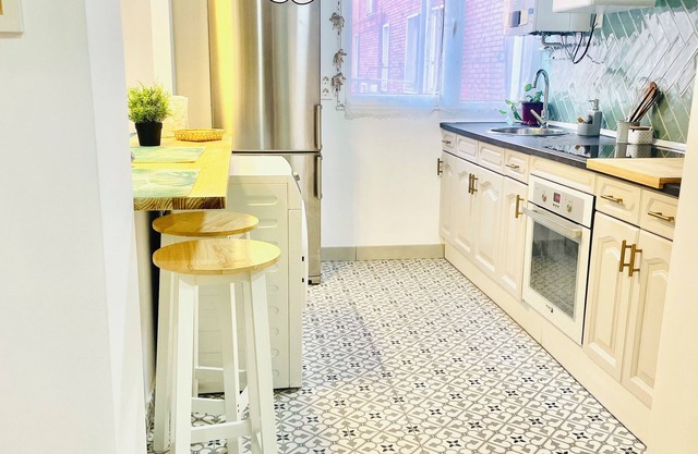 Beautiful bright and recently refurbished apartment 5 min walk to centre