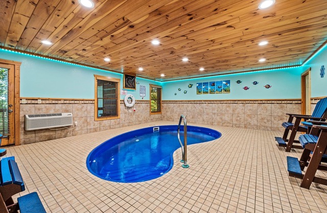 ⛰️Beautiful Cabin 🏡 Heated Indoor Pool, Hot Tub, Games & More!🌄