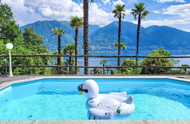 Beautiful private villa with private pool, WIFI, TV, patio, pets allowed, panoramic view and par.