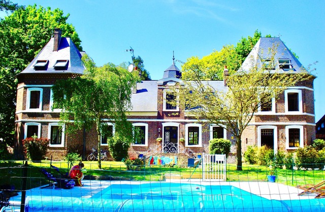 Beautiful Chateau de la Vallee, Grandcourt, w/Heated Pool near Coast and Forest