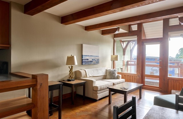 Beautiful Condo in a Great Location, Oceanfront Complex - OE