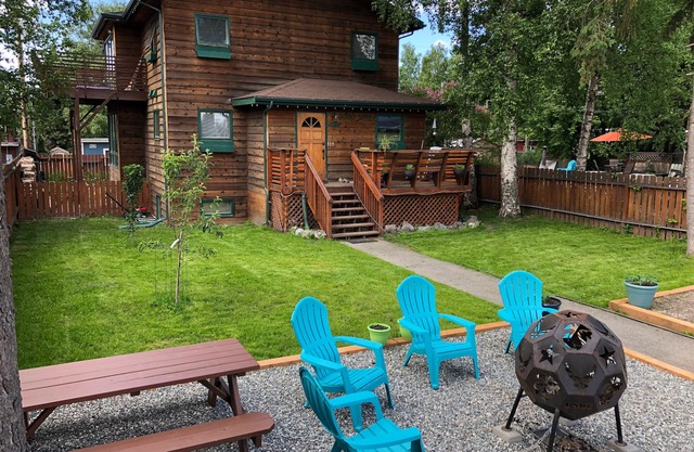 Beautiful Condo Minutes From Downtown, Airport, Shopping and Trails.