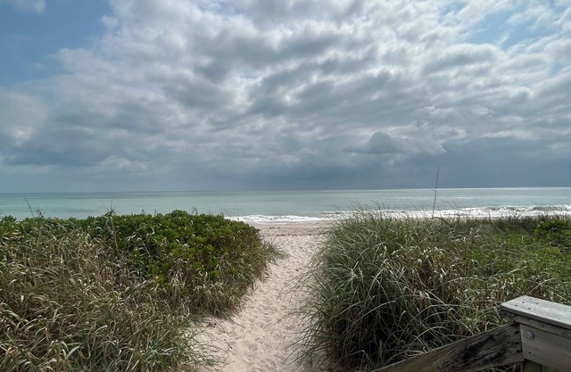 Beautiful Condo with Marina View and Minutes walk to Private Beach!