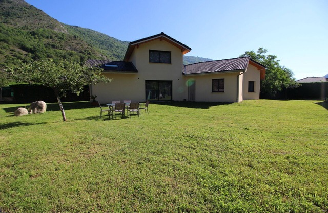 BEAUTIFUL CONTEMPORARY VILLA CLOSE TO HIKING AND SKI RESORT