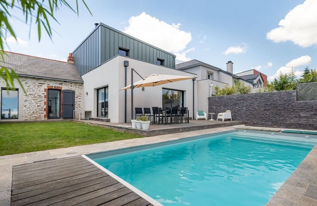 Beautiful, contemporary family home with pool