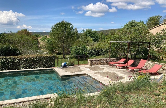 Beautiful cottage in the heart of Provence with swimming pool