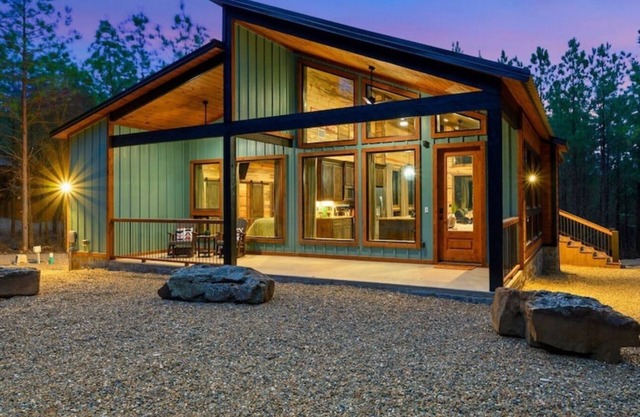 Beautiful Couples Cabin nestled in the woods