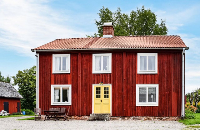 Beautiful, cozy cottage in older style.