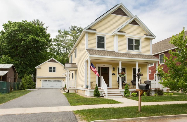 Beautiful Custom Home With Pool - A Short Walk from the Saratoga Racetrack