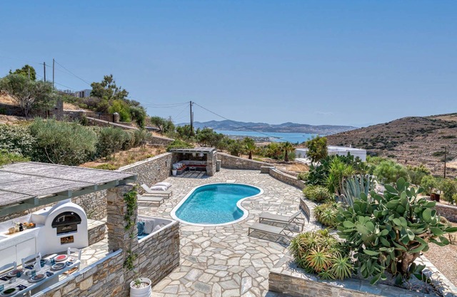 Beautiful Cycladic Style Villa with private swimming pool, with sea view