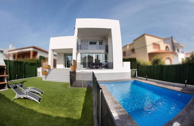Beautiful designer villa for families about 250 meters from the beach