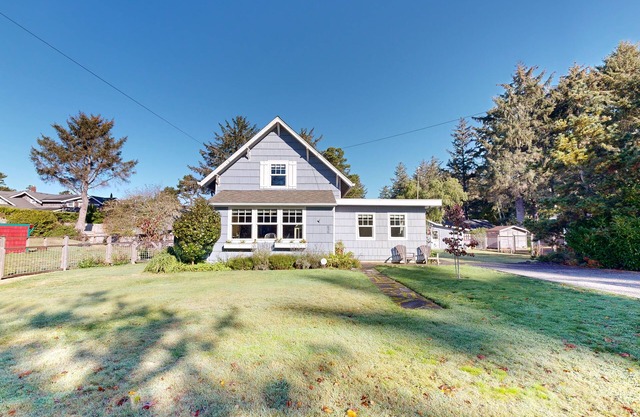 Beautiful, dog-friendly cottage with large yard - just a few blocks to the beach