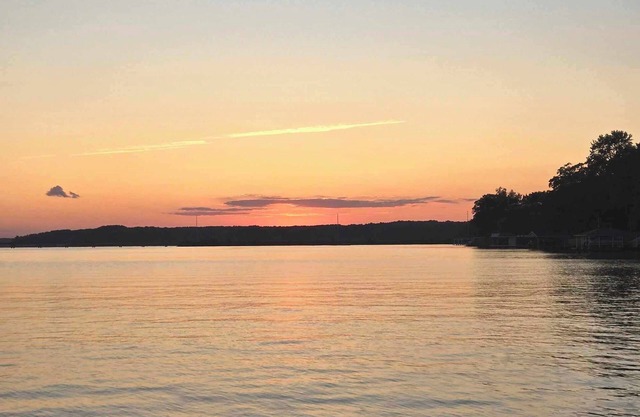 Beautiful Family Friendly Lake Front Home with Pontoon Boat Rental