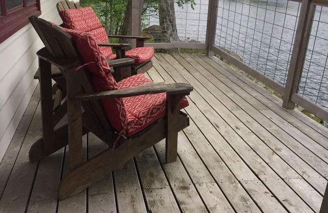 Beautiful Family Summer Cottage on quiet lake with large open area