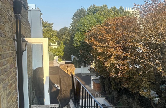 Beautiful first floor flat with a deck in the heart of Notting Hill