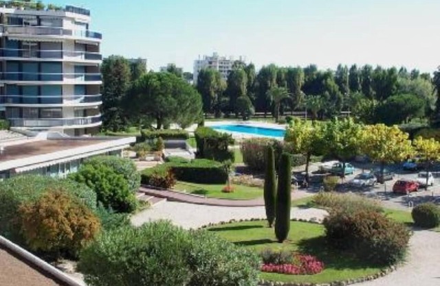 Beautiful 3-room flat near sea, golf, village/train. Bright, swimming pool, wifi