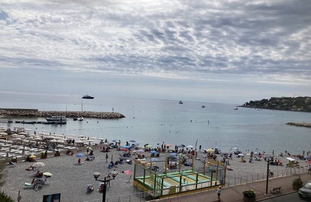 Beautiful renovated T2 facing the sea with prox parking. shops