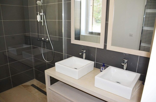 Beautiful country house recently renovated-3 ha park. It has upscale ammenities.