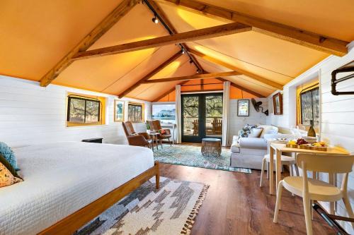 Beautiful Glamping Tented Cabin in Ingram, Texas, with Access to the Guadalupe River