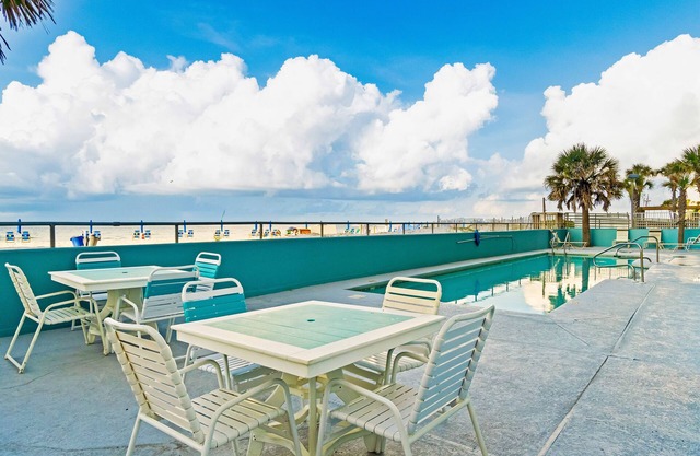 Beautiful Gulf shores vacation suite with pool & central AC