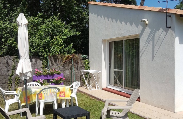 BEAUTIFUL HOUSE IN PEACE WITH GARDEN 5 MINUTES WALK TO THE BEACH AND SHOPS