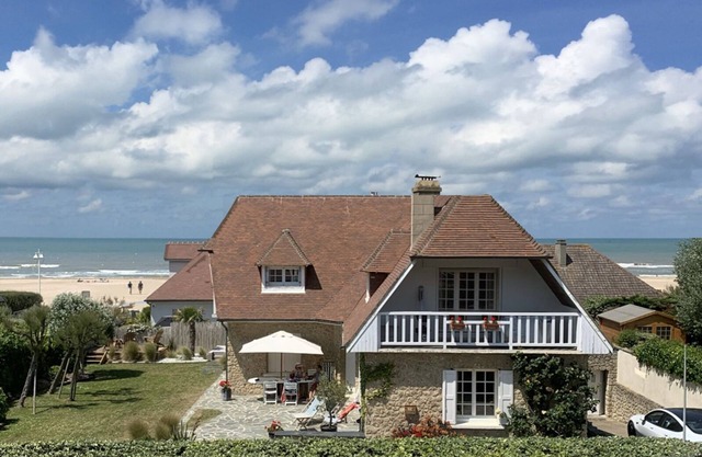Beautiful house with large south facing garden, on the beach in Deauville