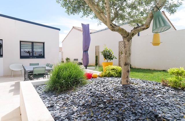 Beautiful holiday home 7 minutes from the beach in Brem sur Mer