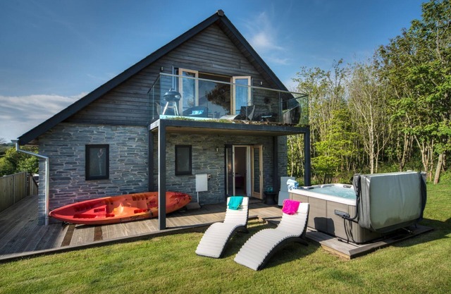 Beautiful holiday home with hot tub, just a walk away from Talland beach.