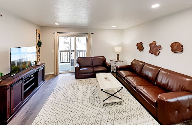 Beautiful Home Close to the Branson Strip w/Shared Pool, Free WiFi, Private W/D