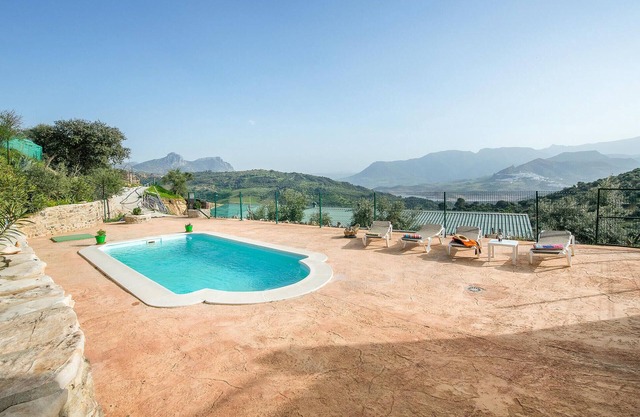 Beautiful home in Algodonales with WiFi
