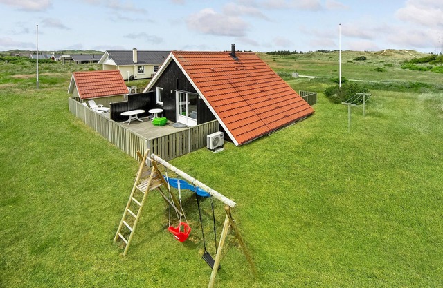 Beautiful home in Hvide Sande with WiFi