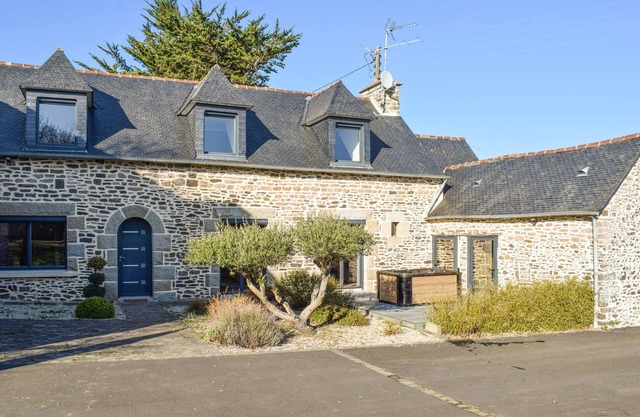 Beautiful home in Plouézec with WiFi