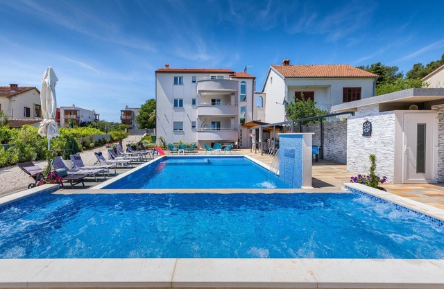 Beautiful home in Pula with jacuzzi