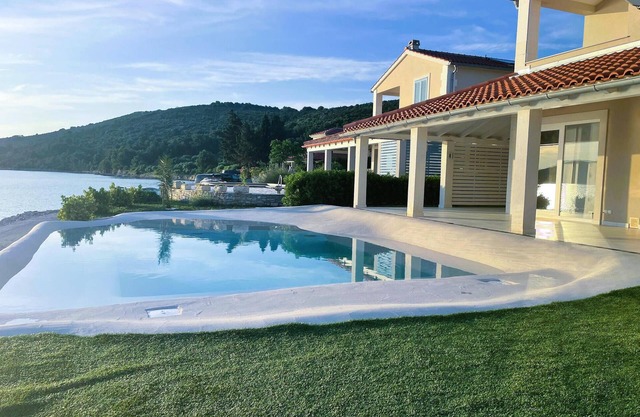 Beautiful home in Veli rat with WiFi