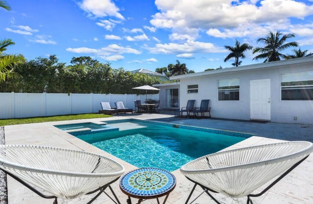 Beautiful Home with Private Pool – Minutes from Downtown Naples and Beaches