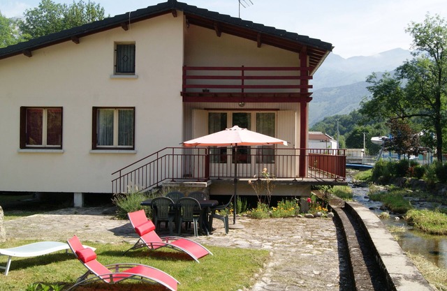 Beautiful house bordering a river with large garden 15 minutes from Ax les Thermes