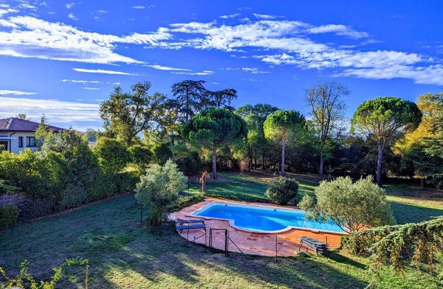 Beautiful house in a large wooded park with swimming pool. Peace guaranteed!