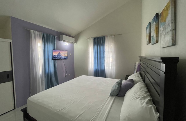 Beautiful House Less Than 5 Mins Away From Beach and Pool