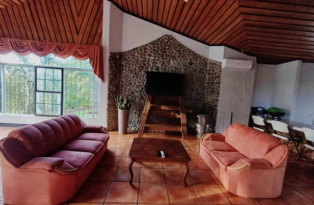 Beautiful house with pool and wet bar in Quinta La Loma